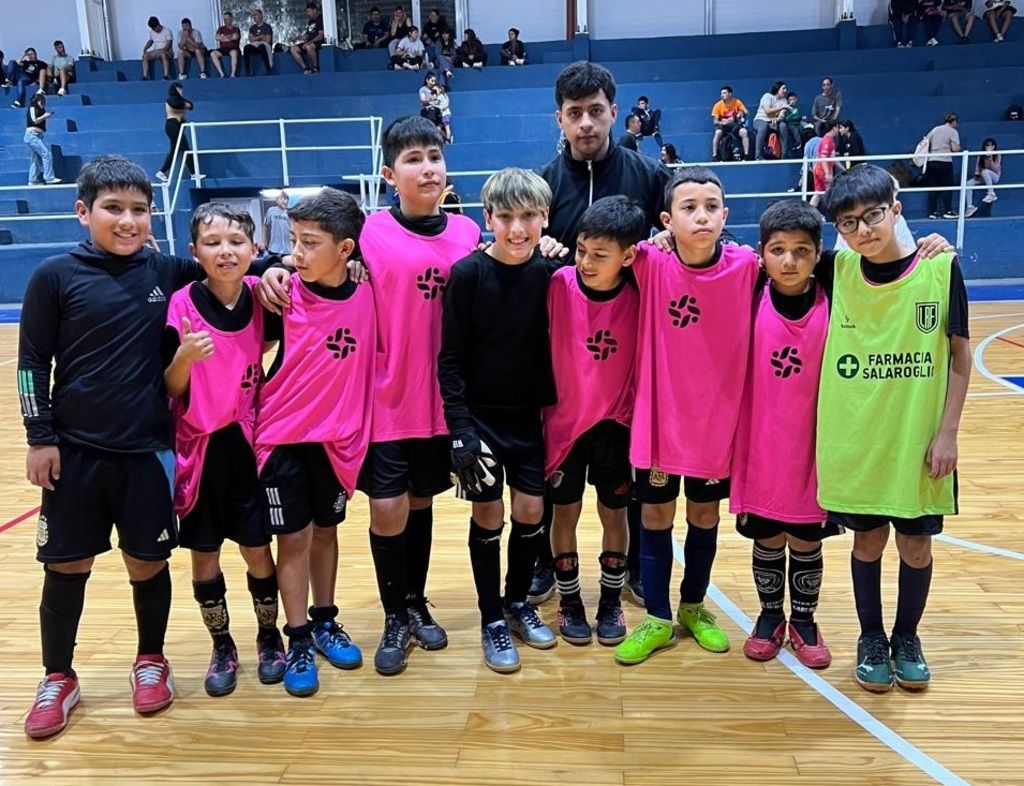 Escuelitas barriales participan en torneos oficiales de futsal
