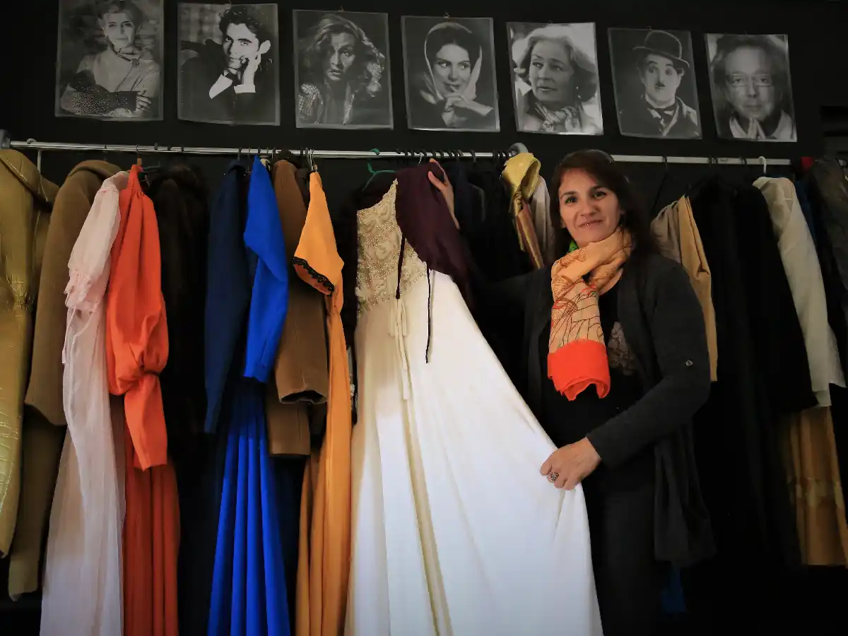 La costura la salvó  y hoy viste a las princesas que soñó ser de niña