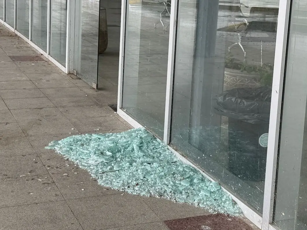 Producto del viento, se rompió un de las puertas de vidrio de la Terminal.