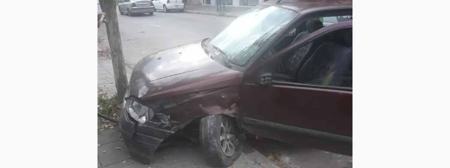 Conducía ebrio, chocó un auto estacionado y terminó contra un árbol
