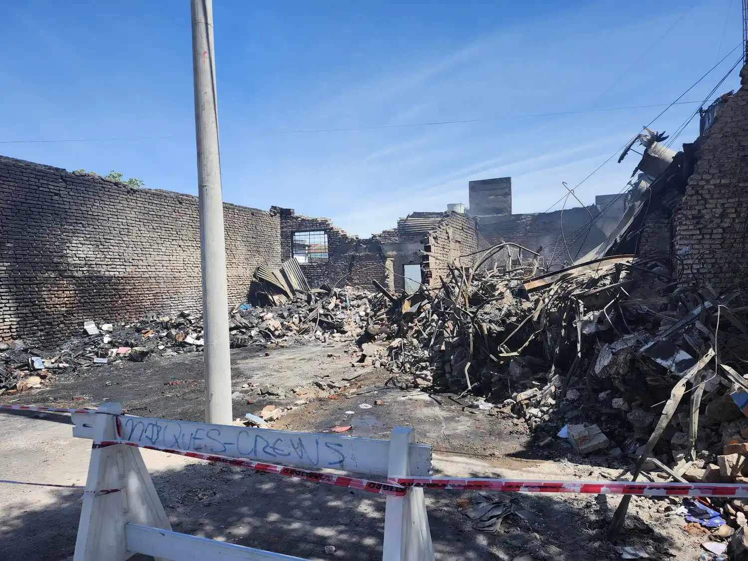 La imagen de lo que quedó tras el incendio de la Papelera Menchón.