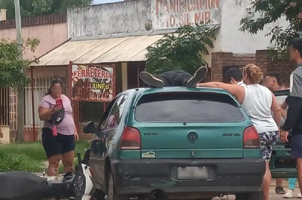 Insólito: un motociclista chocó y terminó sobre el techo de un auto