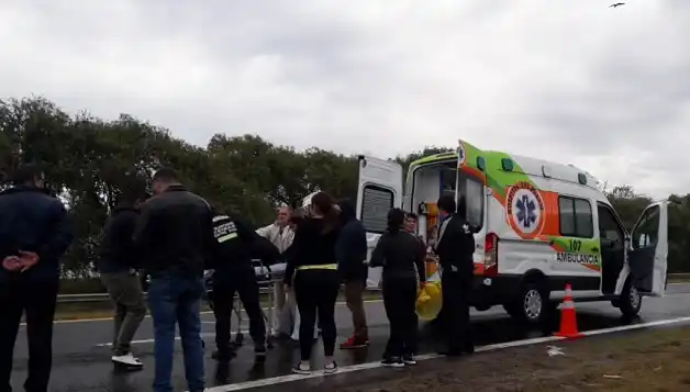 Motociclista de 74 años es internado en el Centenario en grave estado 