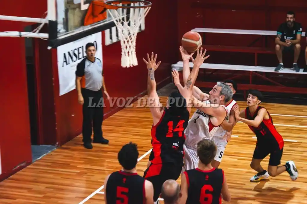 Apreda de Necochea busca convertir un nuevo doble ante la marca del Globo tresarroyense, con la presión de Fanego (14), mientras observan Bayúgar (5), Iglesias (6) y Aguirre (12)