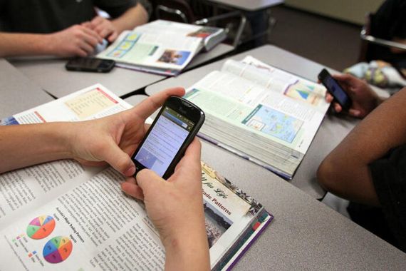 Cuál es el tiempo promedio que usan los celulares los adolescentes en Argentina