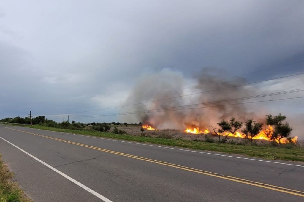 Se registra un incendio de importantes dimensiones en jurisdicción a Coronda