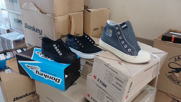 Tras la polémica por la venta, el Municipio articula con Educación para la entrega de zapatillas y guardapolvos
