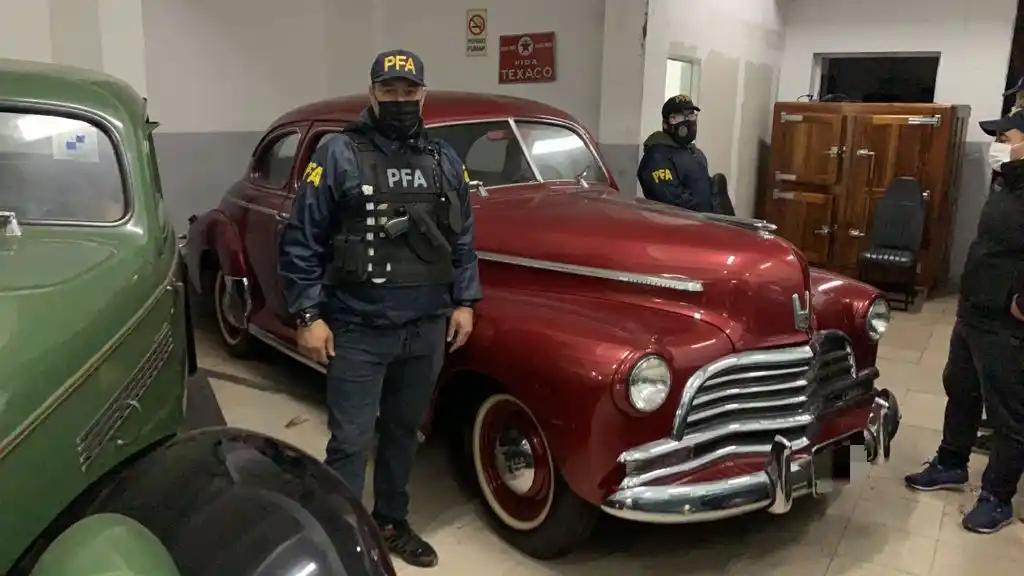 Banda delictiva vendía autos adulterados: Tenían 115 vehículos antiguos y hasta un tanque de guerra 