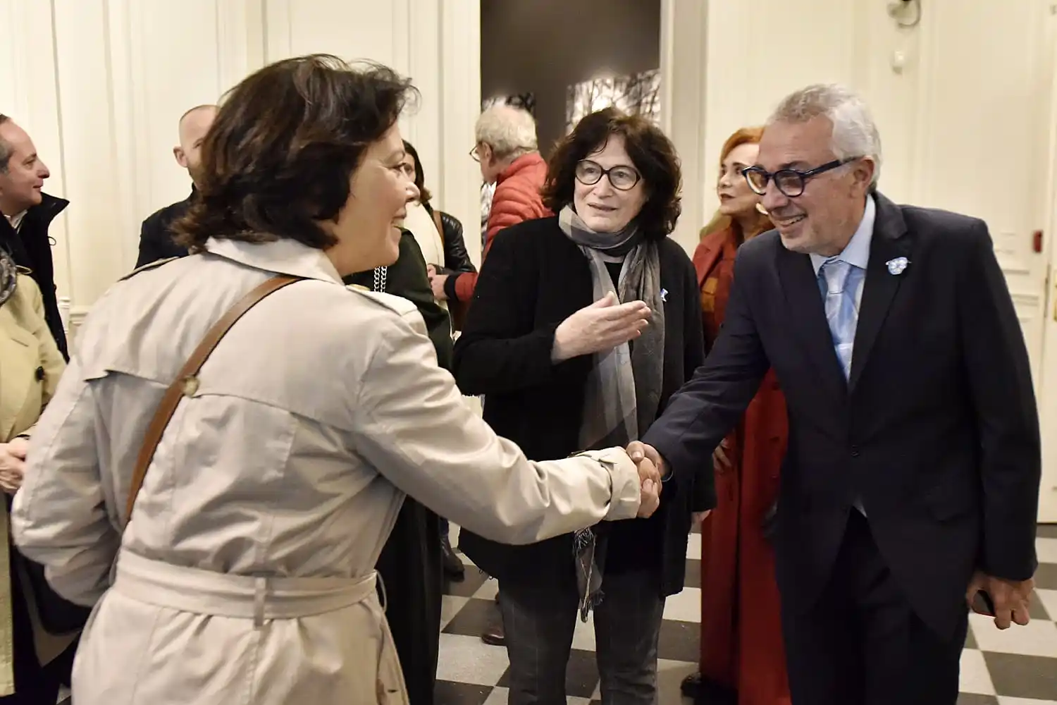 Tigre: Julio Zamora recibió a embajadores franceses que visitaron la muestra de la húngara Magda Frank