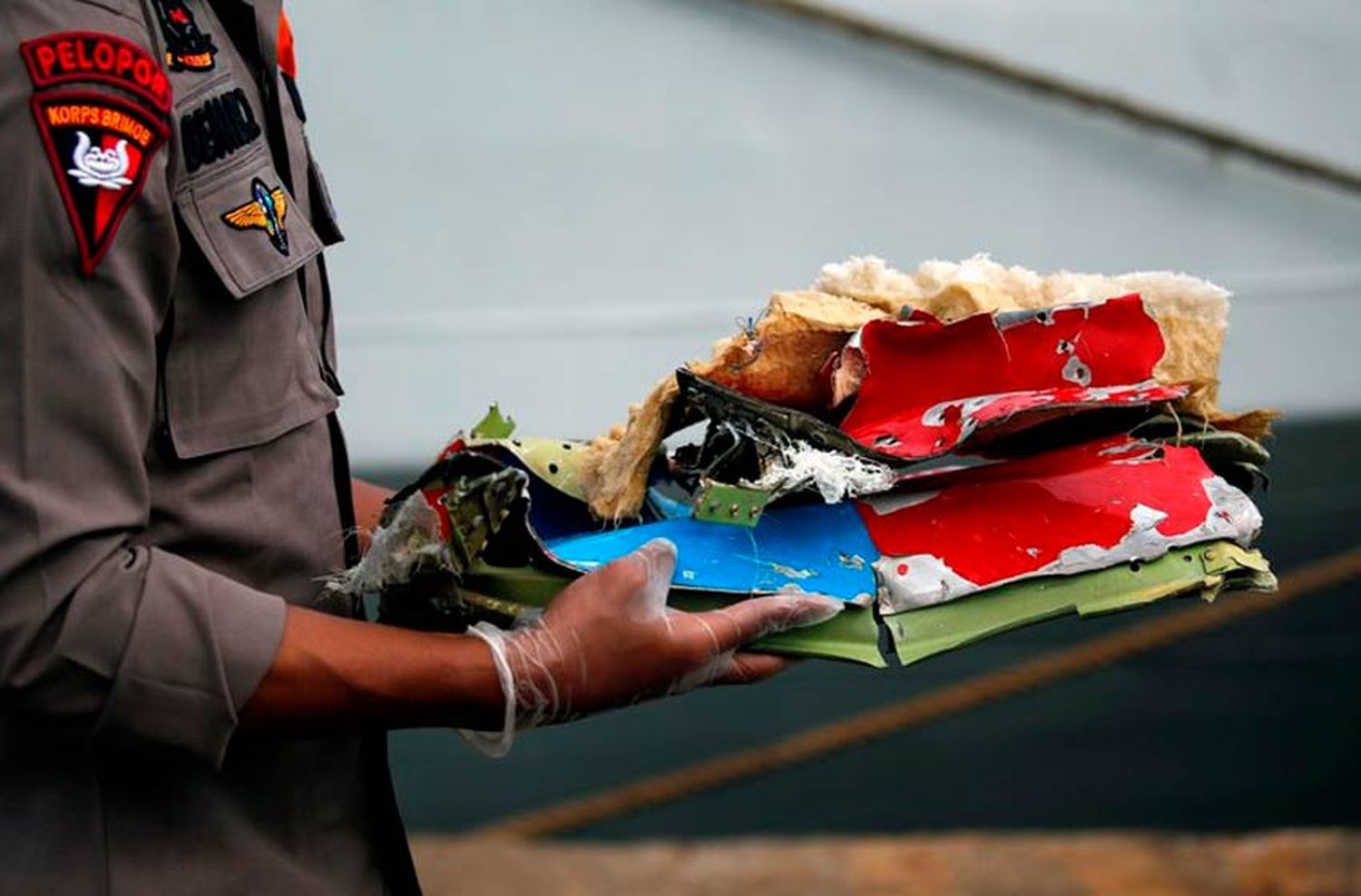 Encontraron restos humanos y la caja negra del avión que se estrelló en el mar de Indonesia