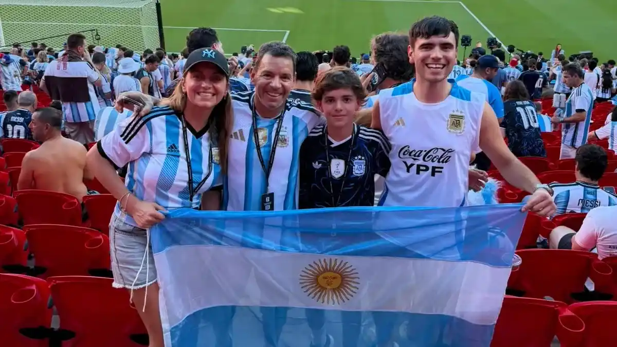 Lucrecia Luayza junto a su pareja y su hijo durante el partido entre Argentina y Suiza en Estados Unidos.