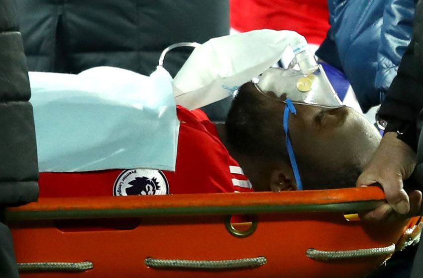 Lukaku, en camilla y entubado
