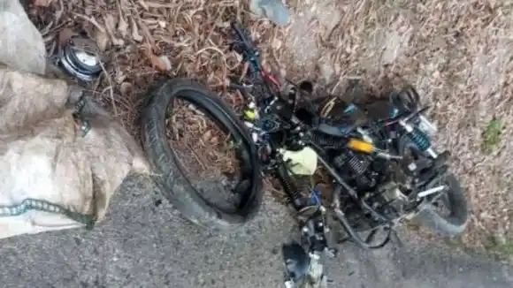 UNO DE LOS MOTORIZADOS HACÍA “CABALLITO”: 3 personas pierden la vida por choque de frente entre dos motos en Aragua