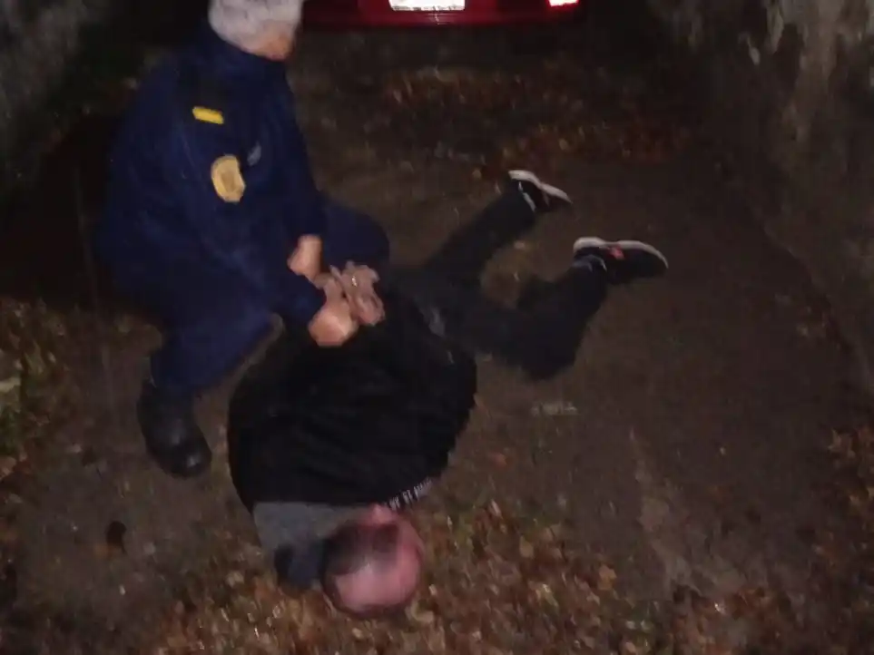 Aprehendieron a un hombre con orden de captura cuando ingresaba a una vivienda