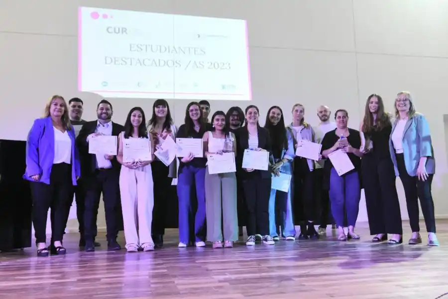 Estudiantes destacados 2023 durante el acto de reconocimiento organizado por el Consejo Universitario Rafaelino