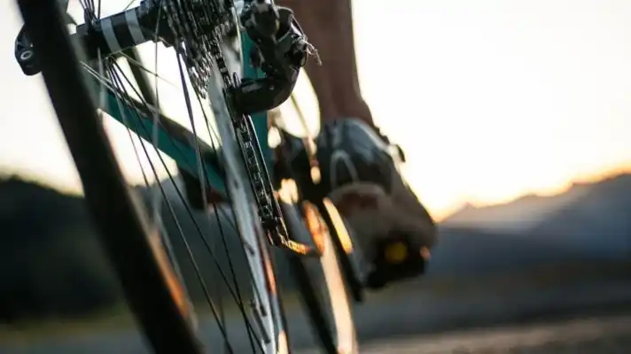 Dos hampones le disparan en el abdomen a un hombre para ROBARLE su bicicleta