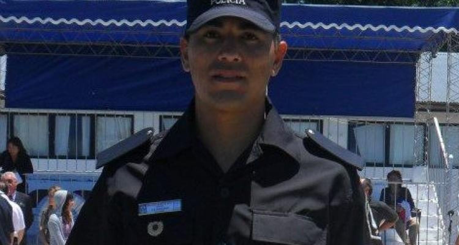 Policía se arrojó al río para rescatar a una mujer