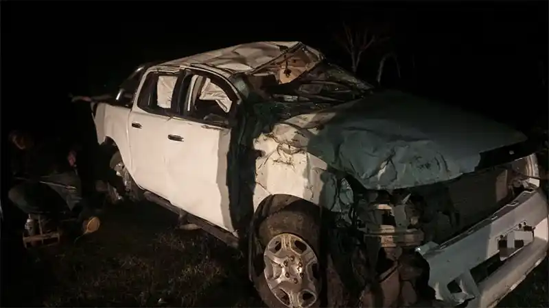 Dos hombres fueron hospitalizados tras volcar su camioneta en una curva