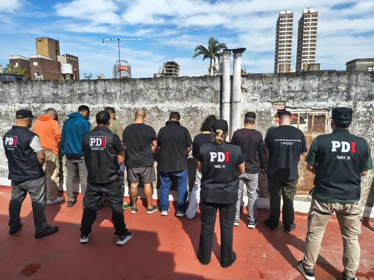 En total identificaron a 30 personas entre propietario del inmueble, familiares, apostadores y aquellos que cumplían funciones de seguridad, crupier, cajero, cocinero y mozo.