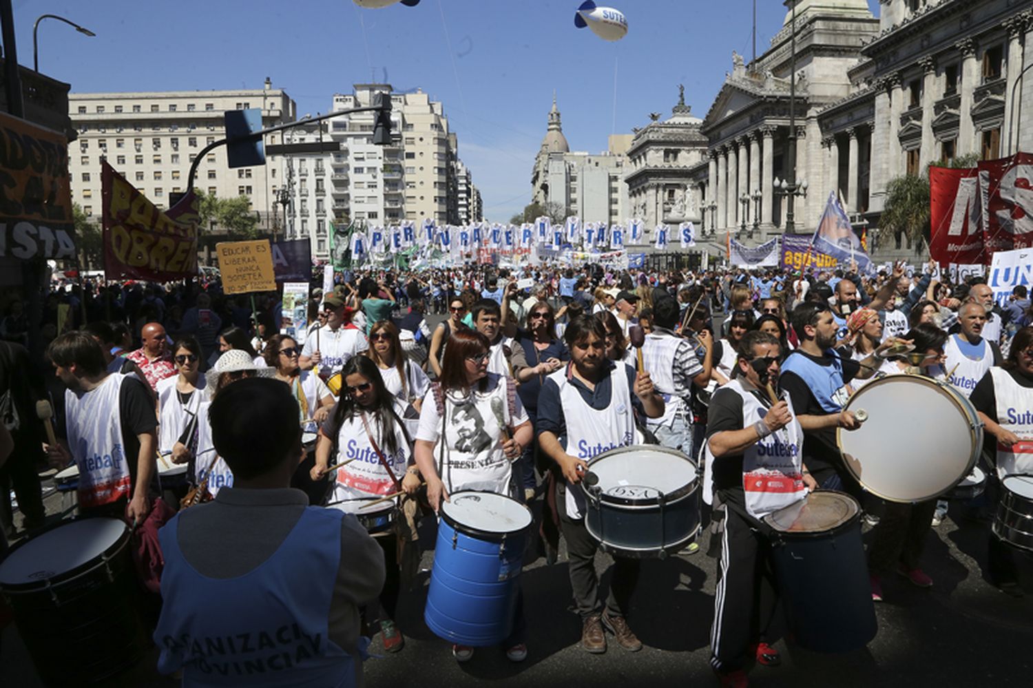 Estatales, docentes y trabajadores de la salud realizaron un paro y marcharon en el centro porteño