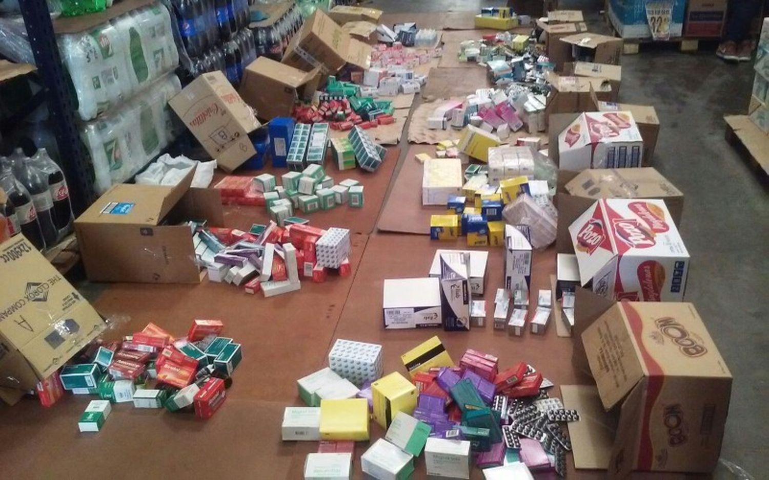 Decomisan medicamentos no autorizados para la venta en mayorista de Merlo