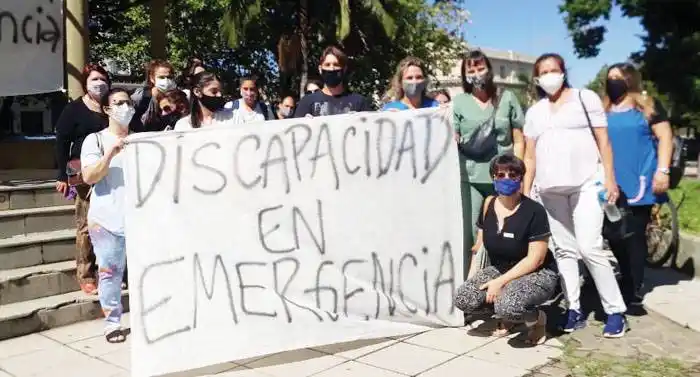 Protesta en la plaza 25 de Mayo por aumento para trabajadores de áreas de discapacidad