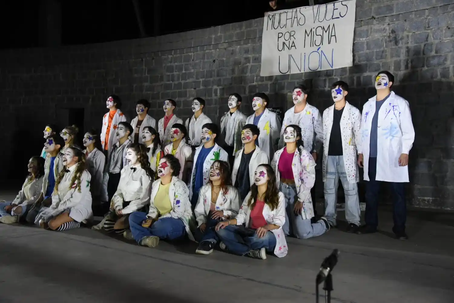 Los estudiantes y el público presente disfrutaron de una noche musical y artística en el Anfiteatro Martín Fierro.
