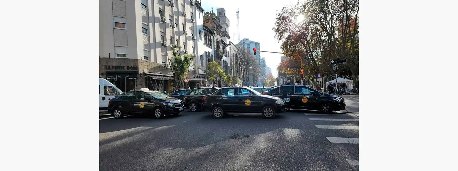 Aprueban el aumento de taxis y remises: $210 la baja de bandera y $14 la ficha