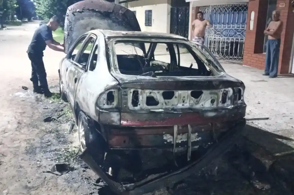 Auto incendiado