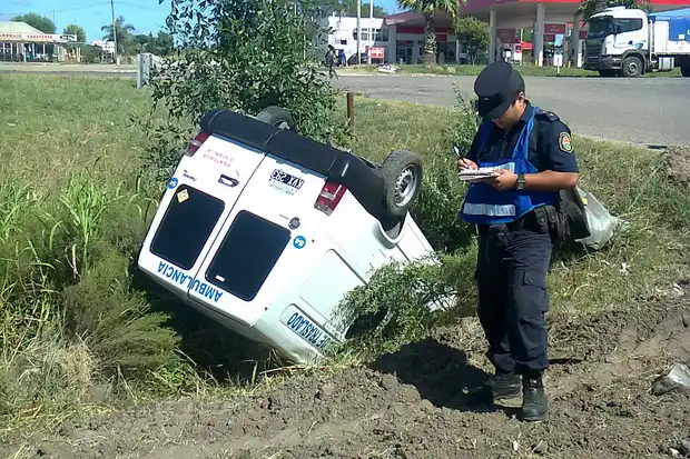 Una ambulancia terminó en una alcantarilla