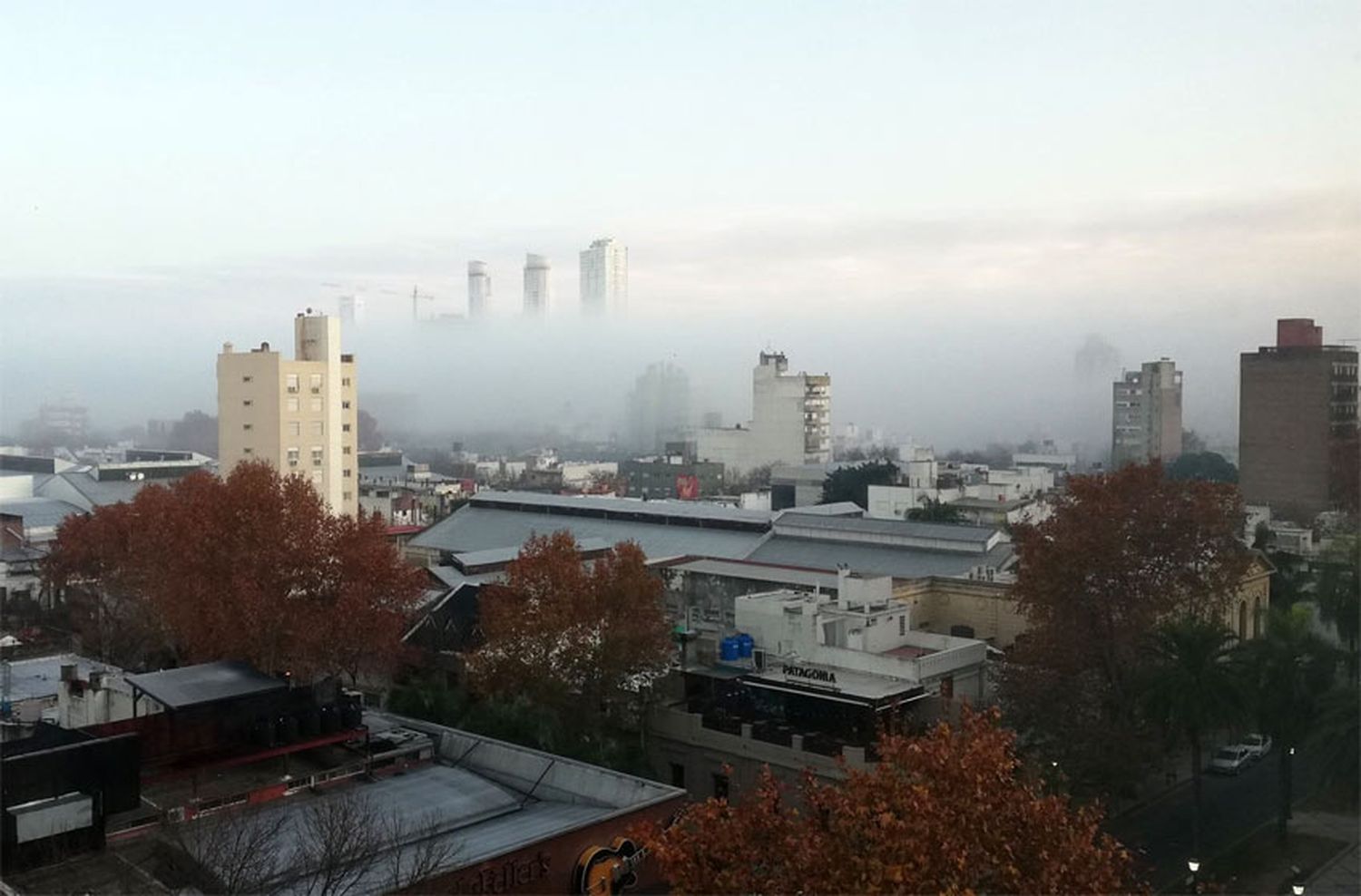 Viernes de baja visibilidad por humo y niebla con precipitaciones en Rosario