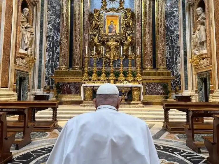 Rezo. El papa Francisco frente al altar de Santa María la Mayor. Imagen: Vatican News