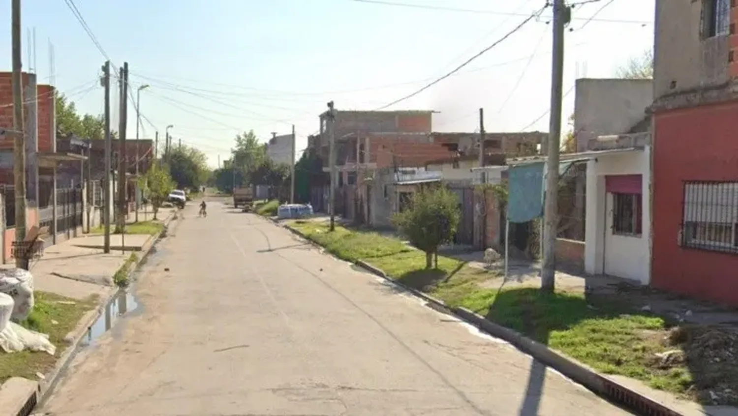 La mujer se encontraba esperando el colectivo.