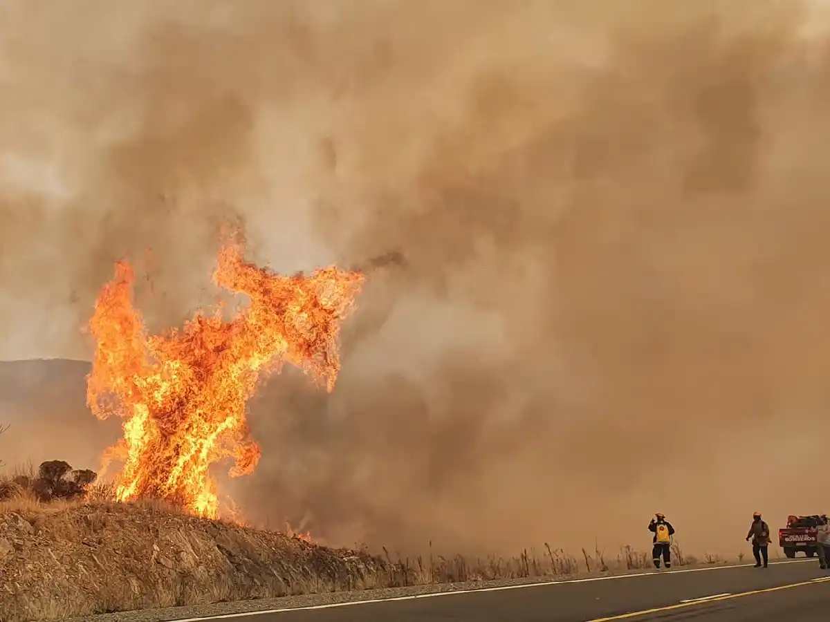 Se mantienen activos los incendios forestales con un foco principal en Cruz del Eje