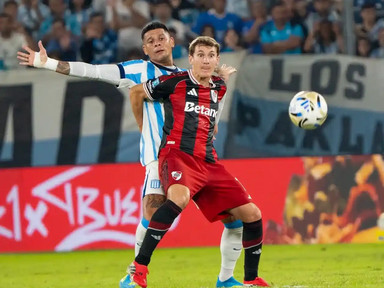 Colidio defiende la pelota ante Marcos Rojo, que se fue expulsado.