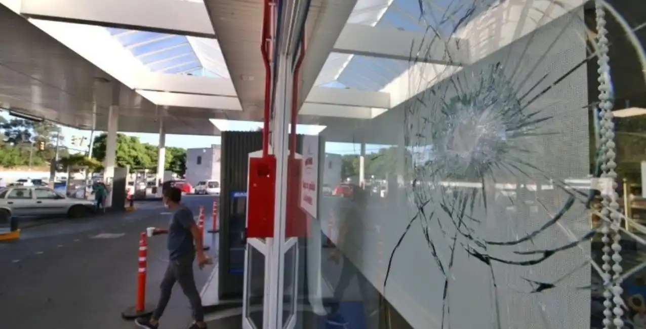 Atacaron a balazos la estación de servicio ubicada frente a la jefatura de Policía