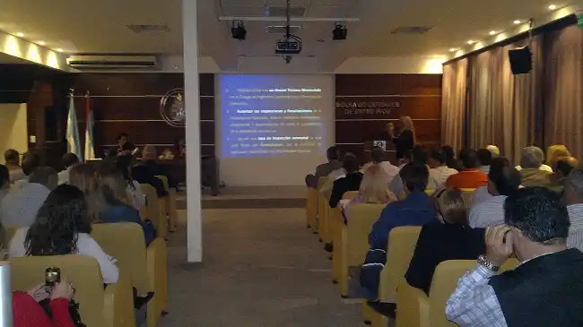 Legisladores y los productores debatieron sobre agroquímicos