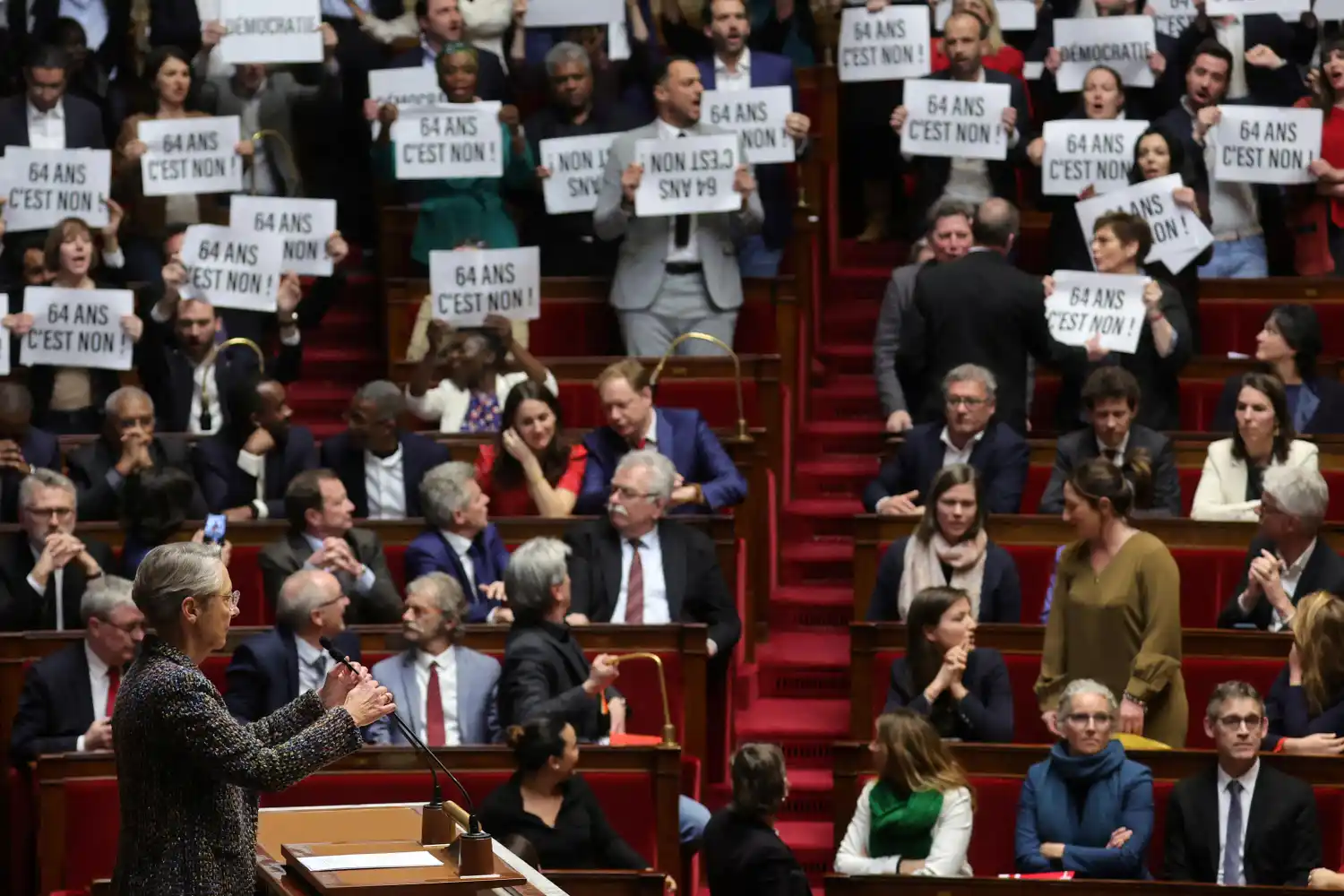El gobierno francés adoptó por decreto la reforma jubilatoria, en medio de la tensión