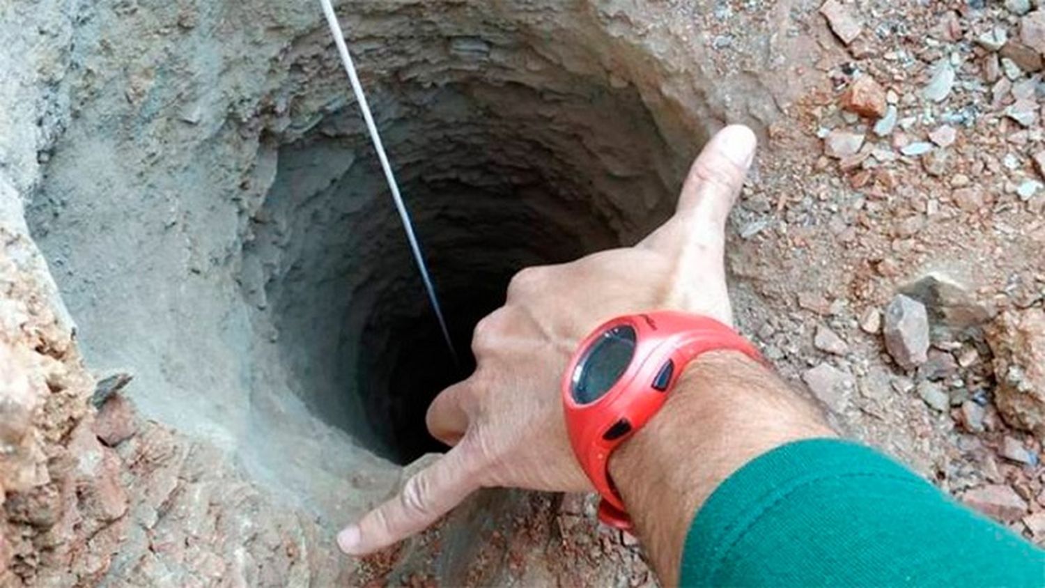 Desesperada búsqueda de un niño que cayó a un pozo de más de 100 metros