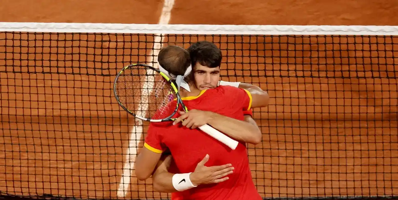 Emotivo abrazo entre Alcaraz y Nadal en lo que seguramente fue el último partido de Rafa en un Juego Olímpico. Crédito: Reuters