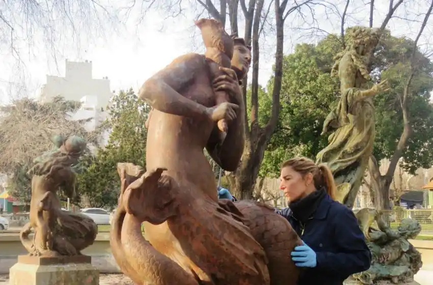 Avanza la reparación de la obras escultóricas de Plaza Rocha