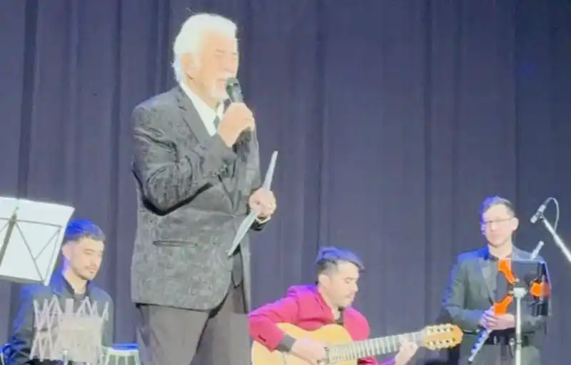 Augusto Ayala acompañó al cantante Raúl  Lavié en  su   actuación