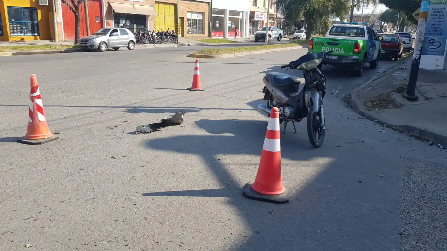Motociclista pasó el semáforo en rojo y chocó contra un auto en 3 de Febrero y Padre Santana