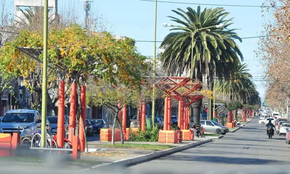 En las calle de Trenque Lauquen, donde muchas son bulevares, predomina el verde del follaje de los árboles.. Foto: Municipalidad de Trenque Lauquen.