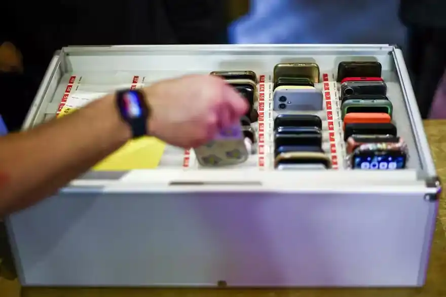 Pagar por ir a una fiesta offline, la movida londinense para frenar la adicción a la tecnología