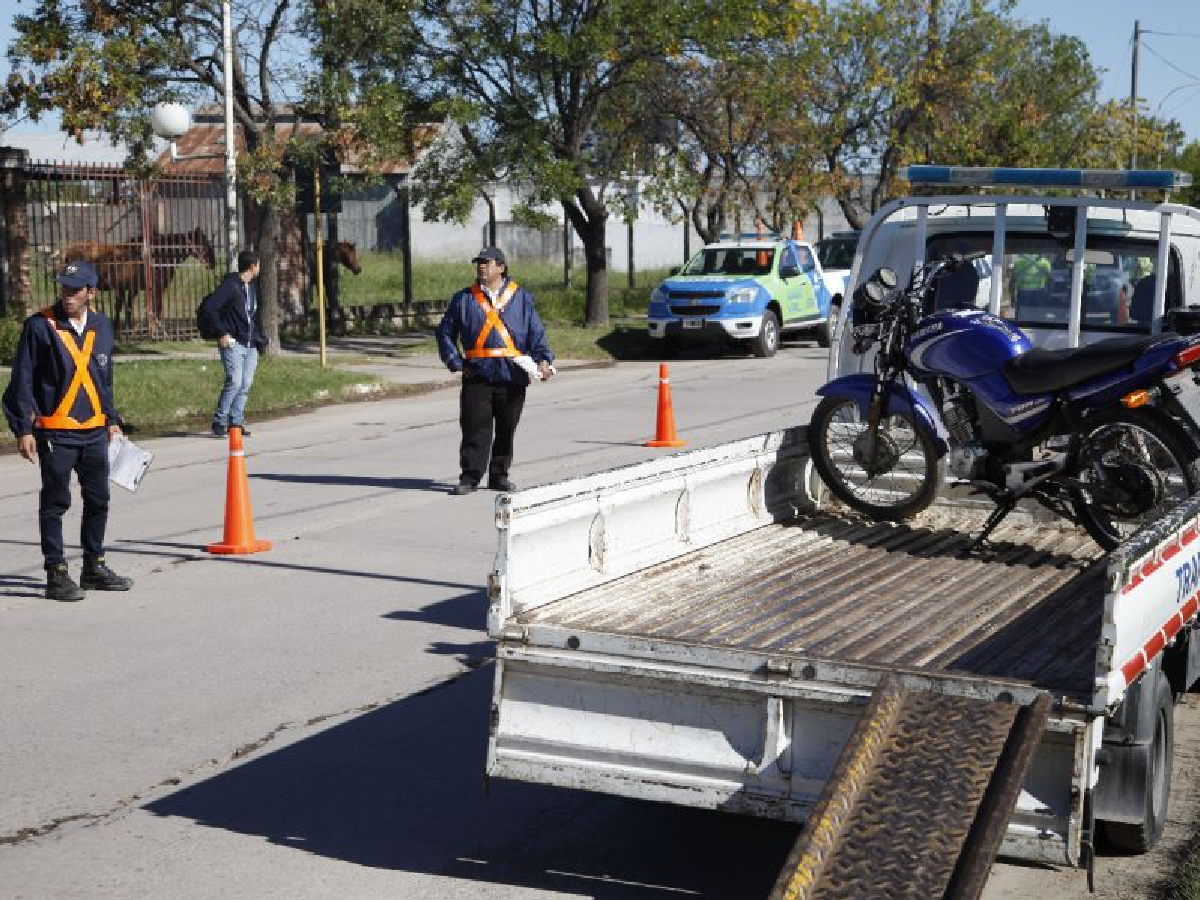 En un operativo de control, incautan colectivo por falta de habilitación y 15 motos