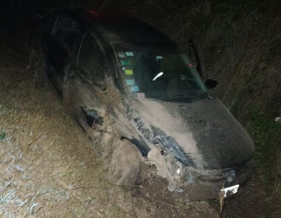 Robaron un auto y la policía lo encontró sobre una zanja del camino Lucio Mansilla