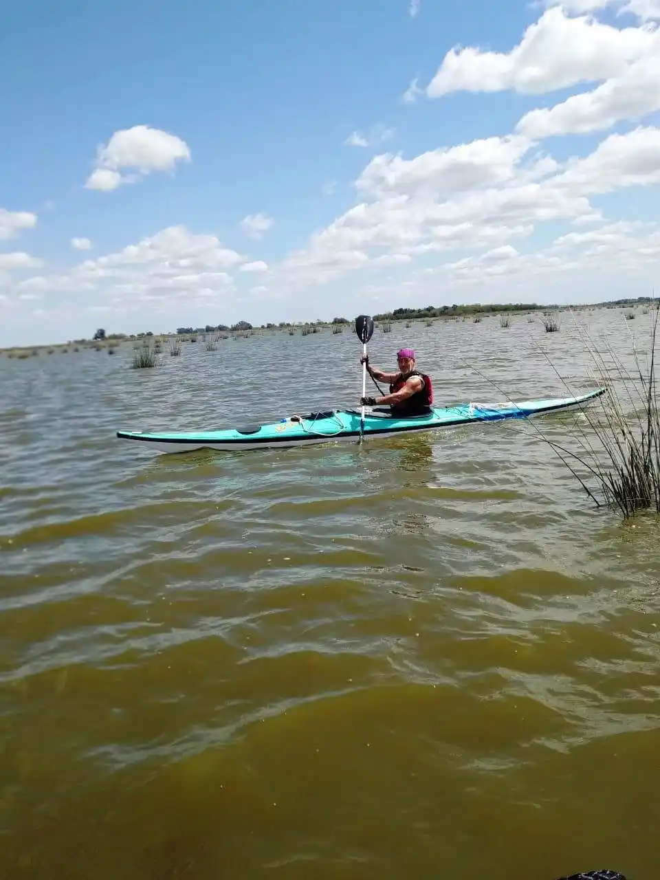 Se realizó una travesía en kayak por las lagunas de Lezama con la participación del célebre expedicionario dolorense Alfredo Barragán
