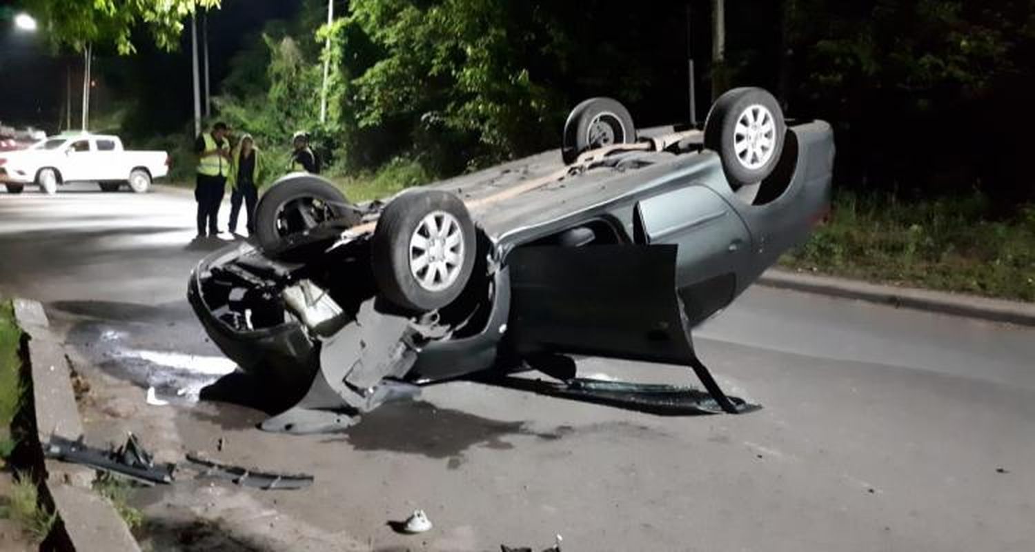 Volcó un auto en la bajada de Náutico y sus ocupantes fueron trasladados al Hospital