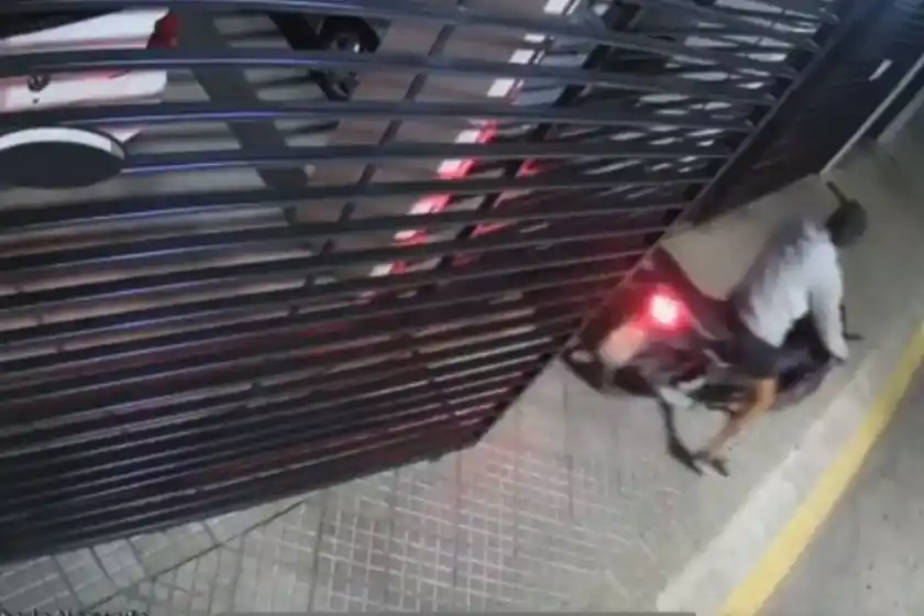 Captan a un ladrón llevándose una moto de una cochera en barrio Echesortu